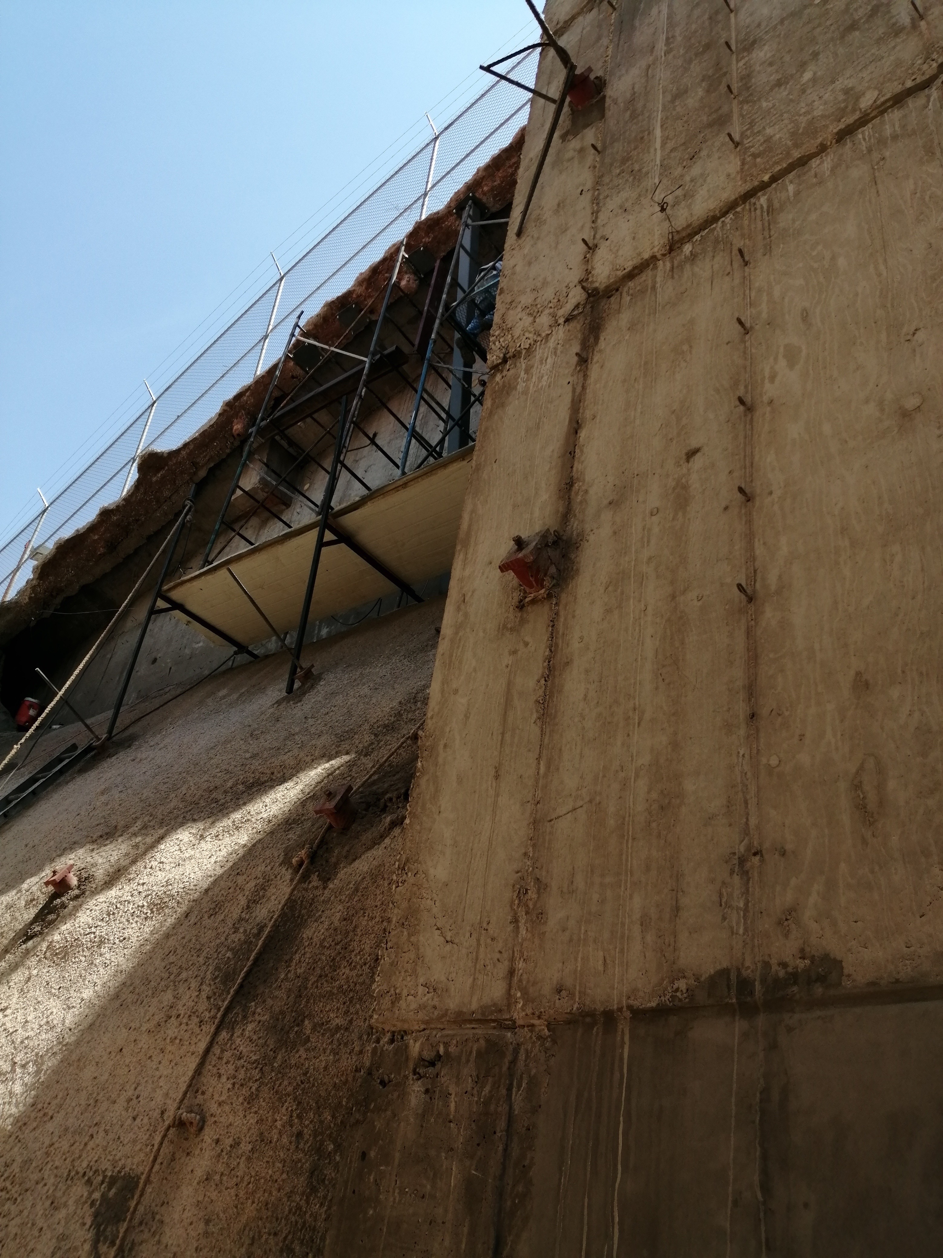 ANCLAS EN MURO DE CONTENCION